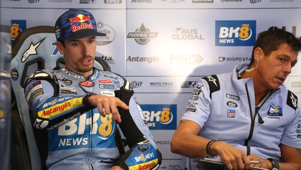 Alex Marquez berbicara di garasi Gresini Racing pada MotoGP Austria 2026