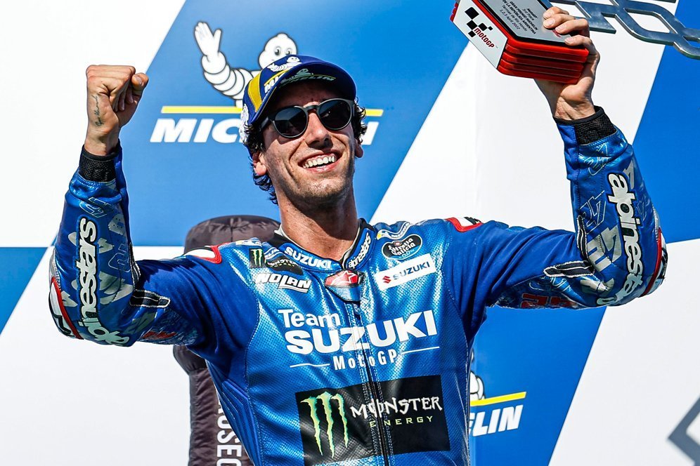 Alex Rins merayakan keberhasilannya bersama Suzuki di podium MotoGP