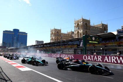 Para pembalap F1 melakukan start GP Azerbaijan 2024 di Baku City Circuit