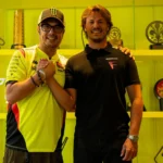 Nicolo Bulega berjabat tangan dengan Alessio Salucci setelah bergabung dengan VR46 untuk MotoGP 2027