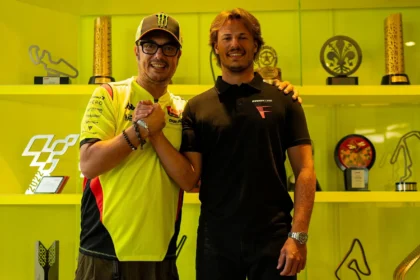 Nicolo Bulega berjabat tangan dengan Alessio Salucci setelah bergabung dengan VR46 untuk MotoGP 2027