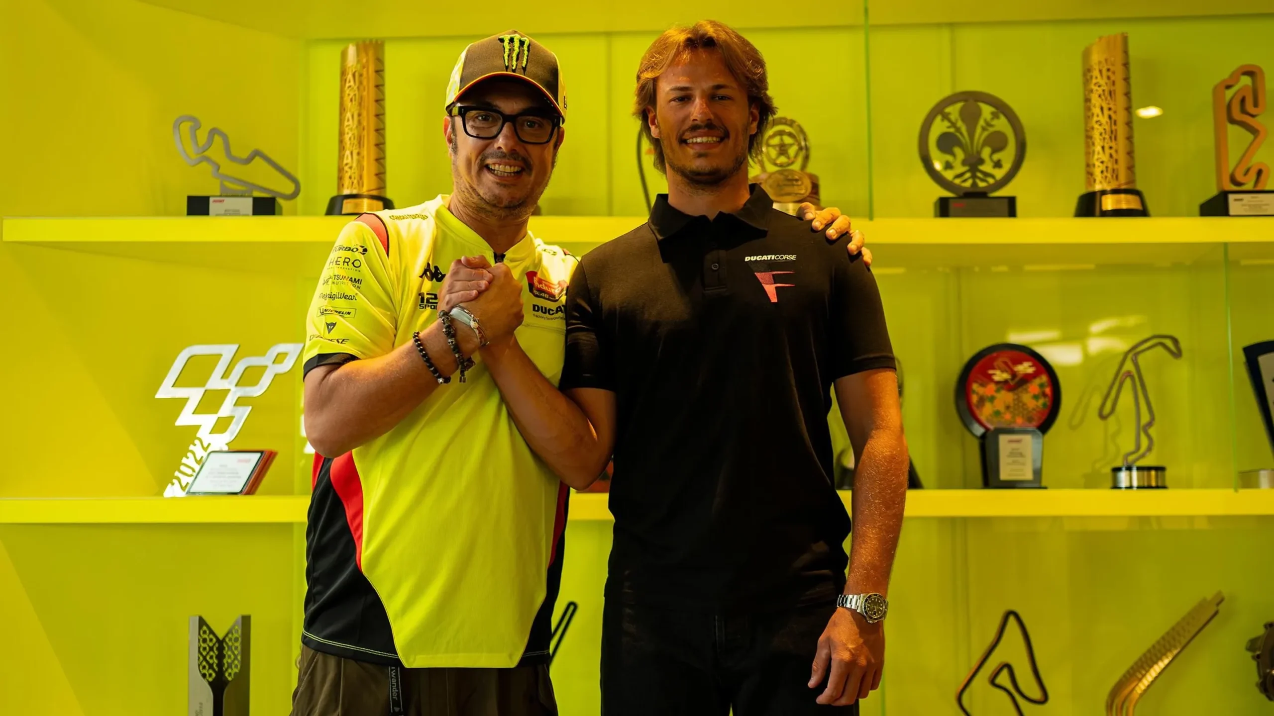 Nicolo Bulega berjabat tangan dengan Alessio Salucci setelah bergabung dengan VR46 untuk MotoGP 2027
