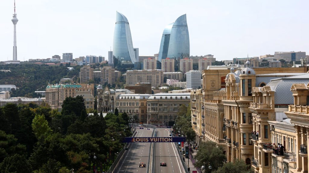 Pemandangan Baku City Circuit dengan Flame Towers di Azerbaijan