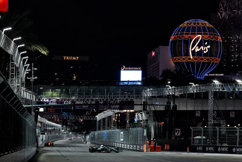 Mobil Formula 1 melaju di Las Vegas Strip Circuit pada malam hari
