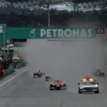 Mobil-mobil Formula 1 mengikuti safety car di lintasan basah Sirkuit Sepang
