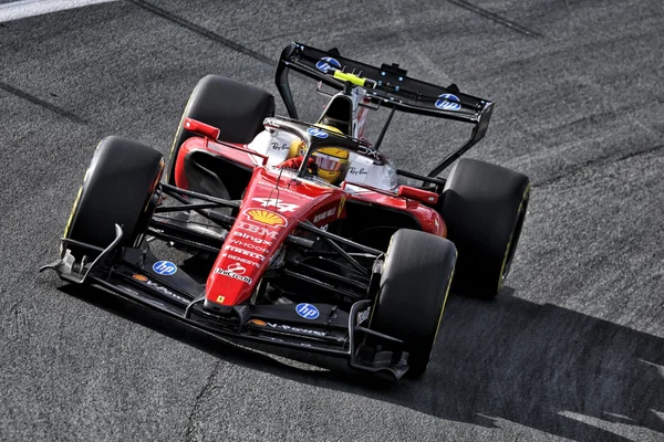 Lewis Hamilton mengendarai mobil Ferrari nomor 44 pada musim F1 2026