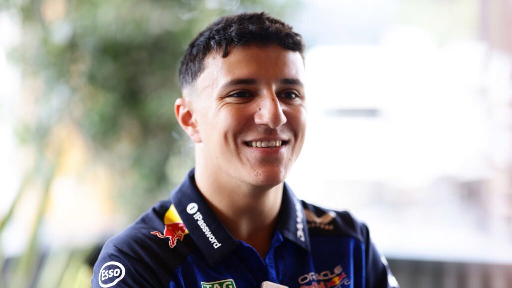 Isack Hadjar memperpanjang kontrak dengan Red Bull untuk F1 2027