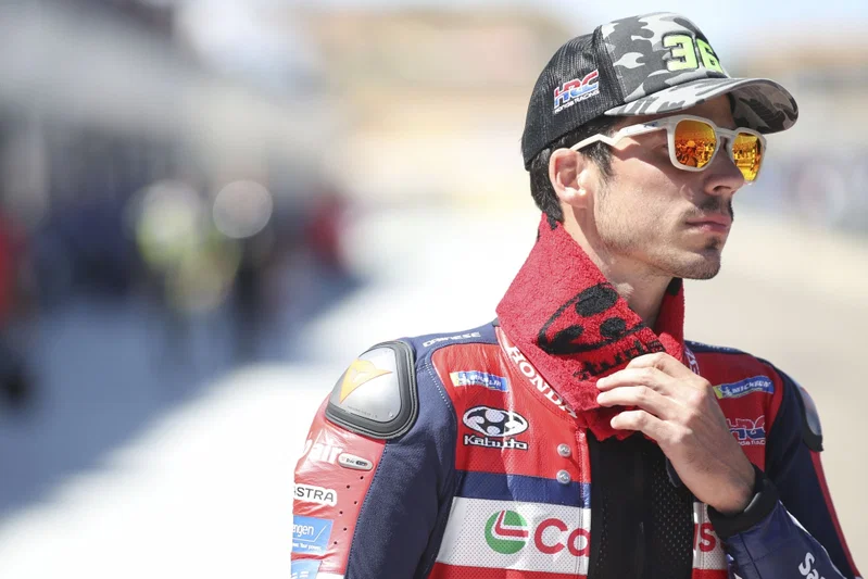 Joan Mir mengenakan seragam balap Honda HRC pada MotoGP 2026