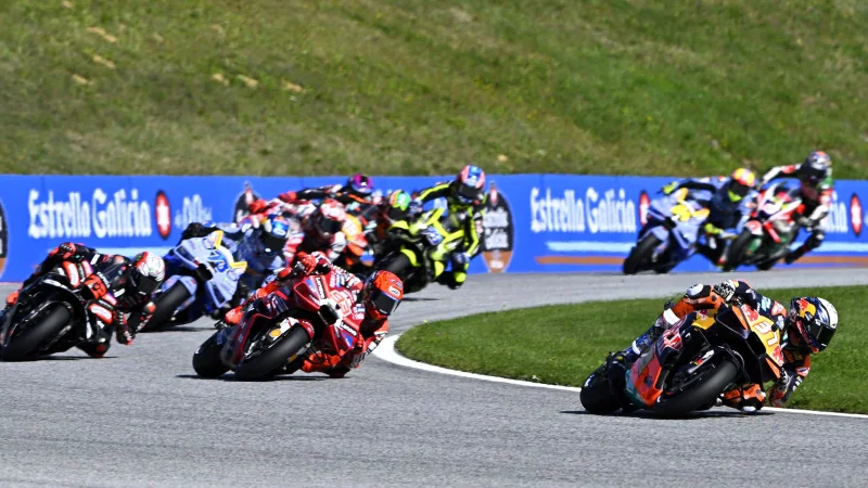 Pedro Acosta memimpin rombongan dalam Sprint MotoGP Austria 2026