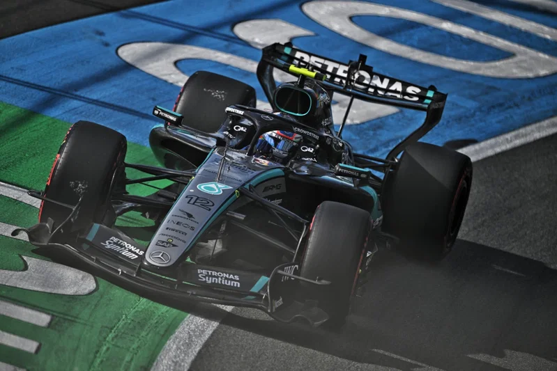 Kimi Antonelli mengendarai mobil Mercedes pada musim F1 2026