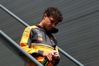 Lando Norris mengenakan pakaian tim McLaren di paddock GP Azerbaijan