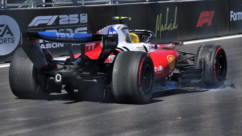 Lewis Hamilton mengendarai Ferrari SF-26 yang rusak setelah kecelakaan FP3 F1 GP Spanyol 2026 di Madrid
