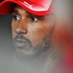 Lewis Hamilton mengenakan topi Ferrari pada musim Formula 1 2026