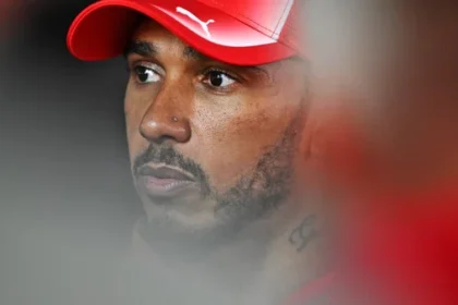 Lewis Hamilton mengenakan topi Ferrari pada musim Formula 1 2026