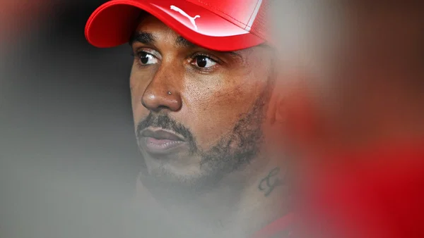 Lewis Hamilton mengenakan topi Ferrari pada musim Formula 1 2026