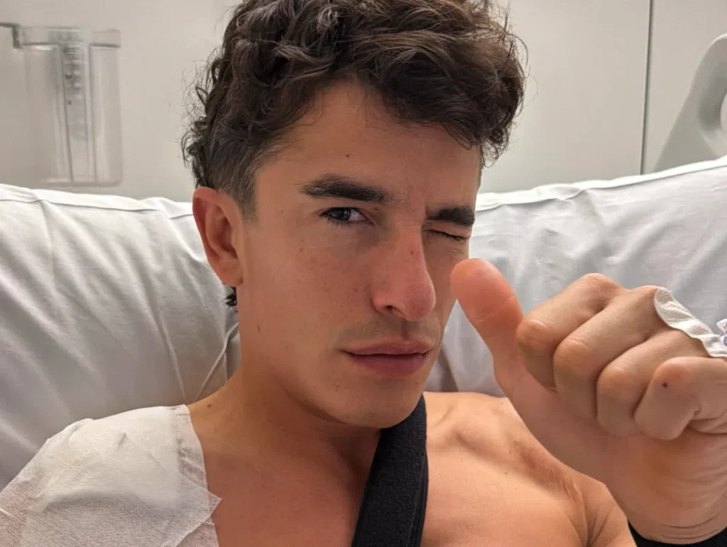 Marc Marquez mengacungkan jempol dari rumah sakit setelah menjalani operasi bahu kanan pada Oktober 2025