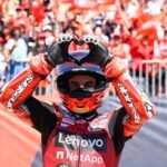 Marc Marquez mengangkat tangan setelah balapan bersama Ducati di MotoGP 2026