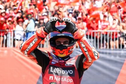 Marc Marquez mengangkat tangan setelah balapan bersama Ducati di MotoGP 2026