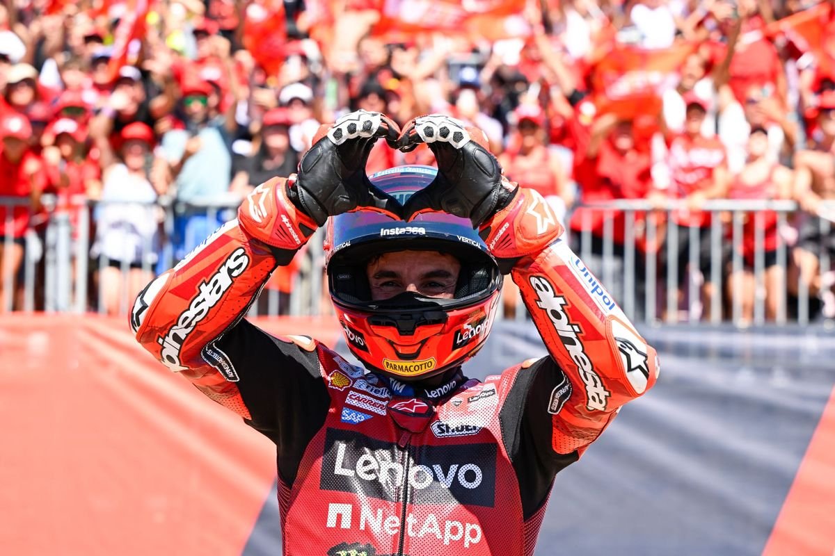 Marc Marquez mengangkat tangan setelah balapan bersama Ducati di MotoGP 2026