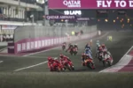 Para pembalap berlomba pada malam hari di MotoGP Qatar di Sirkuit Lusail