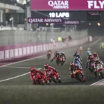 Para pembalap berlomba pada malam hari di MotoGP Qatar di Sirkuit Lusail