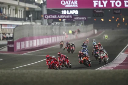 Para pembalap berlomba pada malam hari di MotoGP Qatar di Sirkuit Lusail