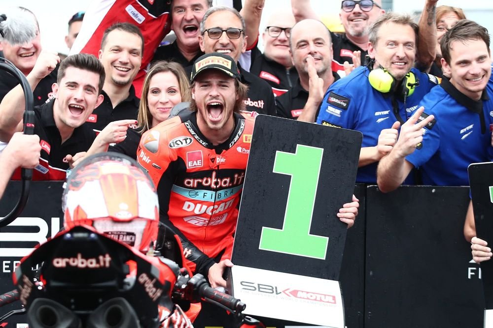 Nicolo Bulega merayakan kemenangan WorldSBK bersama tim Aruba.it Racing Ducati