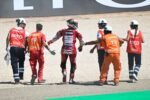 Pecco Bagnaia bersama marshal setelah terjatuh dalam balapan MotoGP
