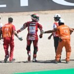 Pecco Bagnaia bersama marshal setelah terjatuh dalam balapan MotoGP