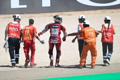 Pecco Bagnaia bersama marshal setelah terjatuh dalam balapan MotoGP
