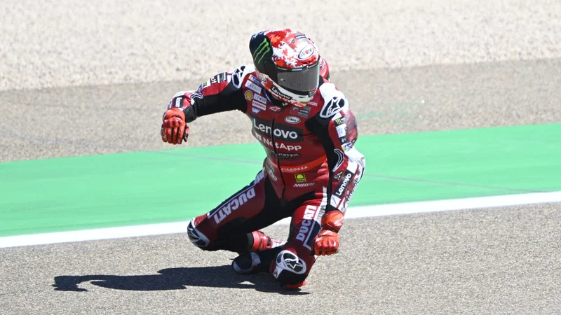 Pecco Bagnaia berlutut di tepi lintasan setelah mengalami crash di MotoGP Aragon