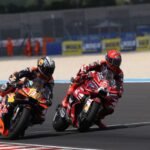 Pedro Acosta dan Marc Marquez bersaing di lintasan MotoGP 2026