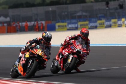 Pedro Acosta dan Marc Marquez bersaing di lintasan MotoGP 2026