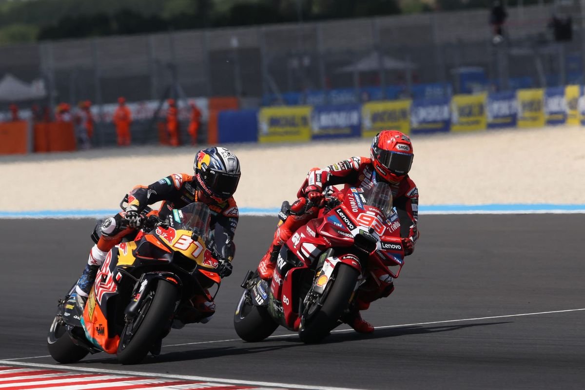 Pedro Acosta dan Marc Marquez bersaing di lintasan MotoGP 2026