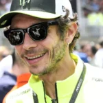 Valentino Rossi tersenyum saat menghadiri akhir pekan balap MotoGP