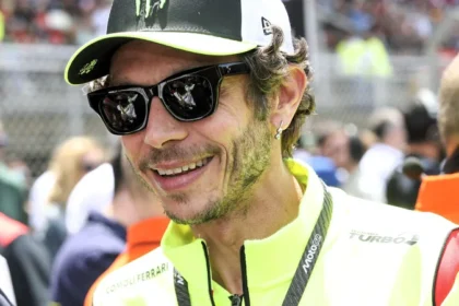 Valentino Rossi tersenyum saat menghadiri akhir pekan balap MotoGP