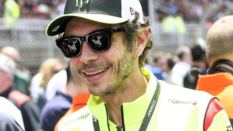 Valentino Rossi tersenyum saat menghadiri akhir pekan balap MotoGP