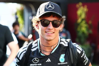 Kimi Antonelli mengenakan atribut Mercedes menjelang F1 GP Italia 2026