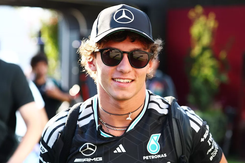 Kimi Antonelli mengenakan atribut Mercedes menjelang F1 GP Italia 2026