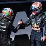 Kimi Antonelli berjabat tangan dengan Max Verstappen setelah balapan F1 2026
