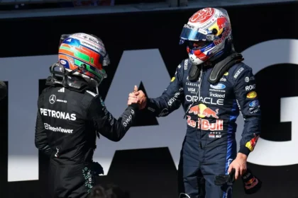 Kimi Antonelli berjabat tangan dengan Max Verstappen setelah balapan F1 2026