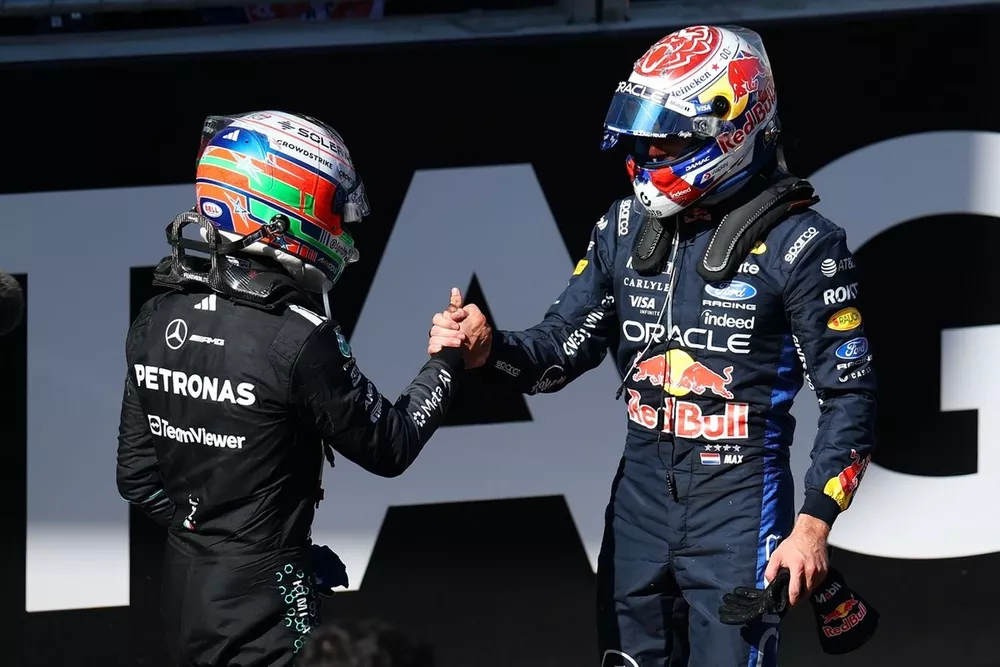 Kimi Antonelli berjabat tangan dengan Max Verstappen setelah balapan F1 2026