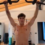 Marc Marquez mengangkat kedua lengannya saat berlatih, memperlihatkan kondisi bahu dan lengan kanannya setelah tujuh operasi