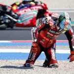 Pecco Bagnaia berlutut di gravel usai terjatuh pada MotoGP San Marino 2026 di Misano