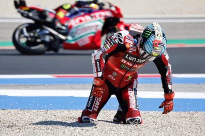 Pecco Bagnaia berlutut di gravel usai terjatuh pada MotoGP San Marino 2026 di Misano