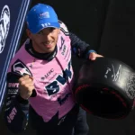 Pierre Gasly memegang ban Pirelli setelah meraih pole position pada Kualifikasi F1 GP Italia 2026 di Monza