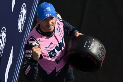 Pierre Gasly memegang ban Pirelli setelah meraih pole position pada Kualifikasi F1 GP Italia 2026 di Monza