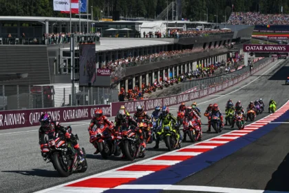 Para pebalap MotoGP meninggalkan grid di Red Bull Ring menjelang tes ban Pirelli Austria 2026