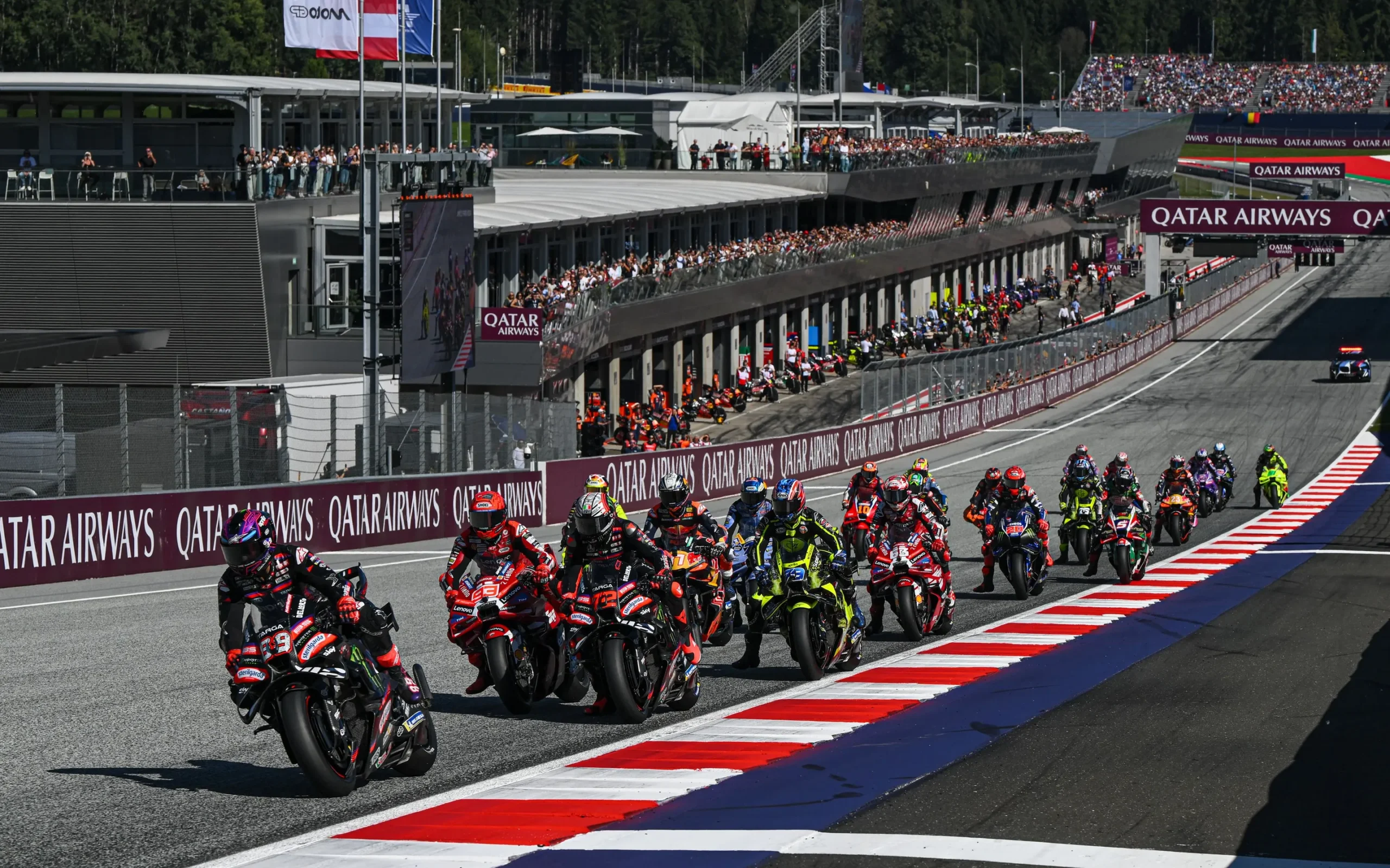 Para pebalap MotoGP meninggalkan grid di Red Bull Ring menjelang tes ban Pirelli Austria 2026