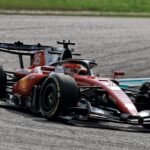 Charles Leclerc mengendarai mobil Ferrari nomor 16 di Sirkuit Sepang.